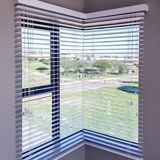 Алюминиевые горизонтальные жалюзи для беседок